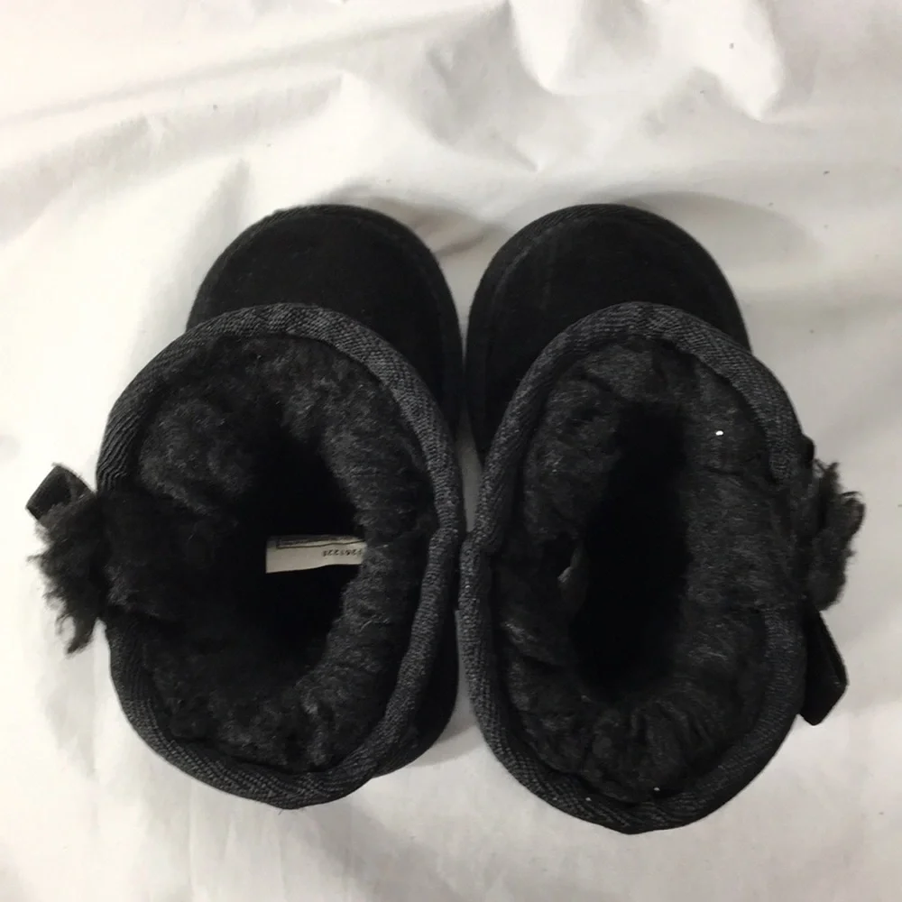 Koolaburra Girl Victoria Short Black Suede Winter Boot Size 6 Like-NEW Condition